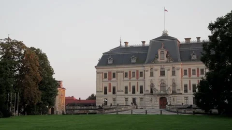 Beautiful castle in the park Video stock 67626015