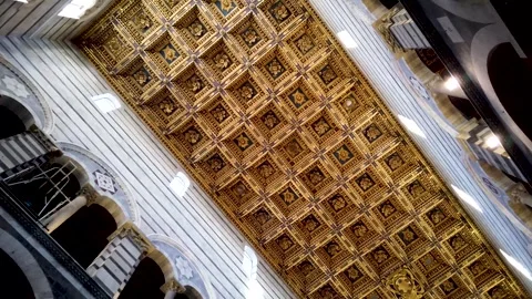 Beautiful ceiling paintings inside cathedral of Pisa Tuscany, Italy Vidéo 274067444