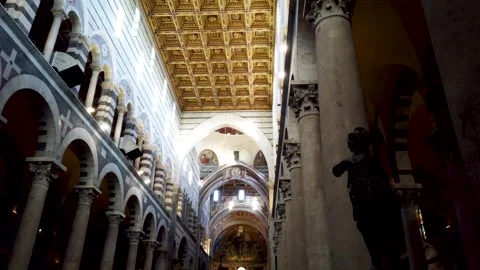 Beautiful ceiling paintings inside cathedral of Pisa Tuscany, Italy Vidéo 274162324
