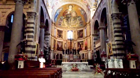 Beautiful ceiling paintings inside cathedral of Pisa Tuscany, Italy Vidéo 274357052