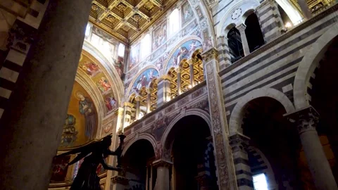 Beautiful ceiling paintings inside cathedral of Pisa Tuscany, Italy Vidéo 274397645