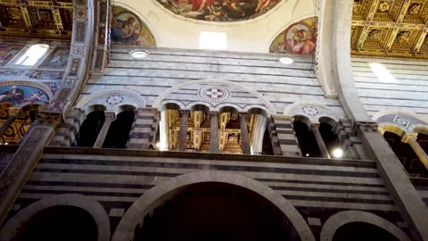 Beautiful ceiling paintings inside cathedral of Pisa Tuscany, Italy Vidéo 274571472
