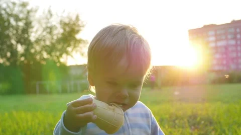 The beautiful child eats the ice cream Vidéo 67240570