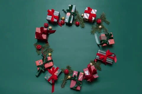Beautiful Christmas background flat lay with gifts on green with red  ribbo.. Stock Photos