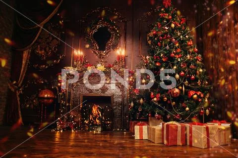 Beautiful Christmas interior with Christmas tree and fireplace. Holiday decor Stock-Fotos