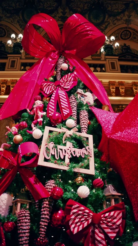 Beautiful christmas tree decorated with red ribbons and festive ornaments i.. Vidéo 335183554