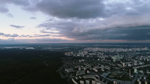 The beautiful city on the cloud flow background. quadrocopter shot. time lapse Vídeos de archivo 91670859