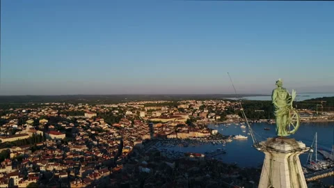 Beautiful cityscape on the background of the monument Video stock 102421953