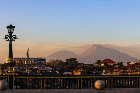 Beautiful Cityscape View with Active Mount Merapi Volcano at Sunset, Urban .. 库存照片