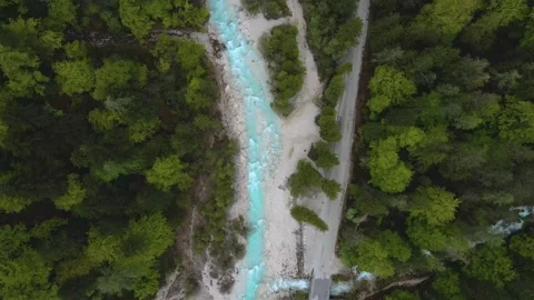A beautiful clear blue river flowing through the forest. Bird's eye view 库存影片 168149094