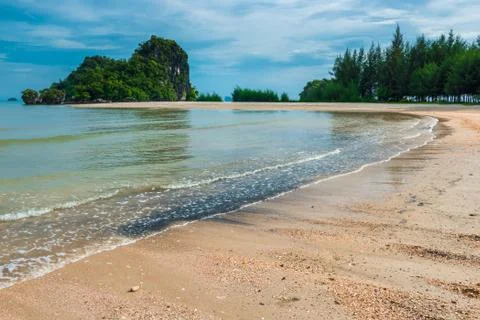 Beautiful cliffs covered with trees on the sandy shore of the Andaman Sea Foto stock