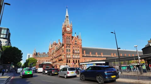 Beautiful clock tower at the historical St Pancras trainstation and hotel in Stockbeeldmateriaal 341231827