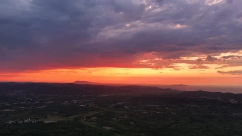 Beautiful Close Up View of Vibrant Orange Sunset Over the Sea and Distant Vidéo 336737593