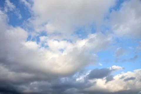 Beautiful cloud formations in the sky with sunlight behind. White clouds on Fotos de archivo