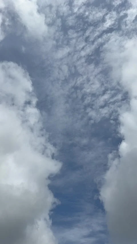 Beautiful clouds in blue sky heaven vertical video Vídeo Stock 342514573