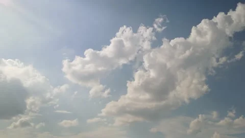 Beautiful clouds, bright blue sky with sunbeams - HYPERLAPSE 库存影片 148312488