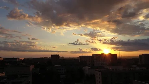 Beautiful clouds at dawn in the city Video stock 156599818
