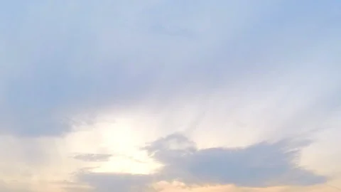 Beautiful clouds in the evening sky at sunset timelapse 스톡 동영상 87210208