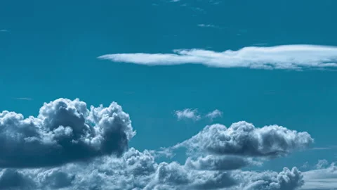 The beautiful clouds flying in the blue sky. time lapse Vídeos de archivo 132600212