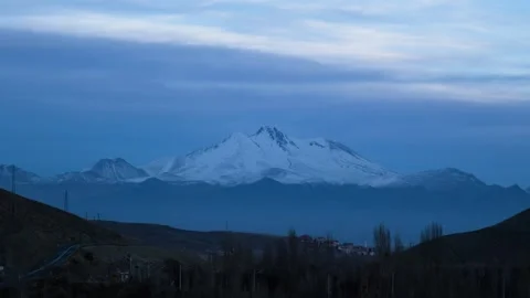 Beautiful clouds move quickly over Mount Erciyes 動画素材 262430877