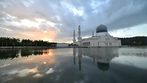 Beautiful clouds movement at sunrise of Kota Kinabalu Floating Mosque or Masjid Stock Footage