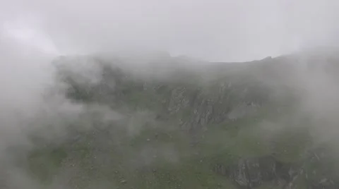 Beautiful clouds over the mountains,Timelapse. Vídeos de archivo 12174172