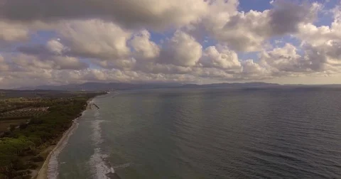 Beautiful clouds over the sea Vídeos de archivo 84485135