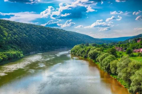 Beautiful clouds in the sky over the river. Foto stock