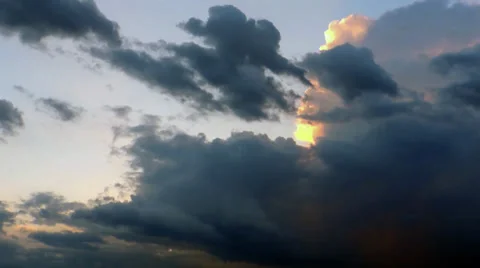 Beautiful Clouds in a Sunset 库存影片 39022129