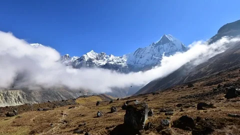 Beautiful Clouds Time lapse near Mt. Machapuchare peak 스톡 동영상 72363697