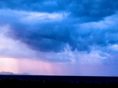 Beautiful cloudscape moving over sea at dusk Video stock 76101248