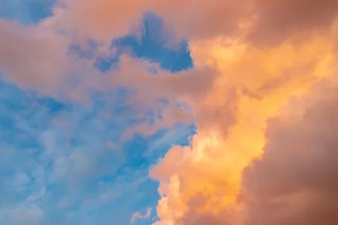 Beautiful cloudscape - pink-orange clouds in the rays of the sun against the  Foto stock