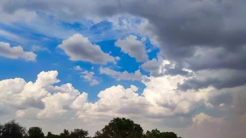 Beautiful cloudscape view, raining clouds in the sky Stockfoto's