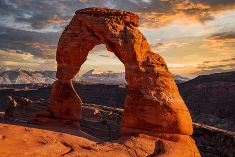 Beautiful Cloudy Sunset on Delicate Arch, Arches National Park, Utah Stock-Fotos