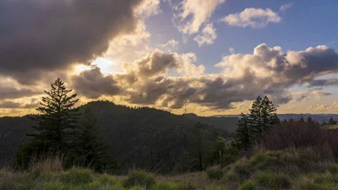 Beautiful cloudy sunset over forest covered mountains - timelapse Vídeos de archivo 219362265