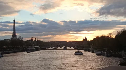 Beautiful cloudy sunset over The Seine River in Paris Stock-Footage 342137112