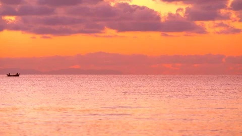 Beautiful cloudy sunset with sunset reflection on the sea surface 스톡 동영상 122695419