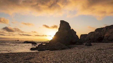 Beautiful cloudy sunset at world famous Glass Beach - timelapse Vídeos de archivo 220525448
