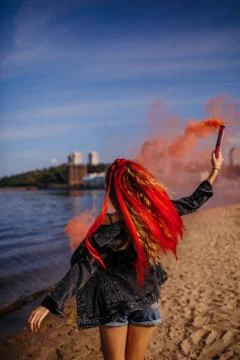 Beautiful colored smoke is held in the hands of a girl. Foto stock