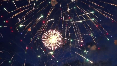 Beautiful colorful fireworks show in night sky Vidéo