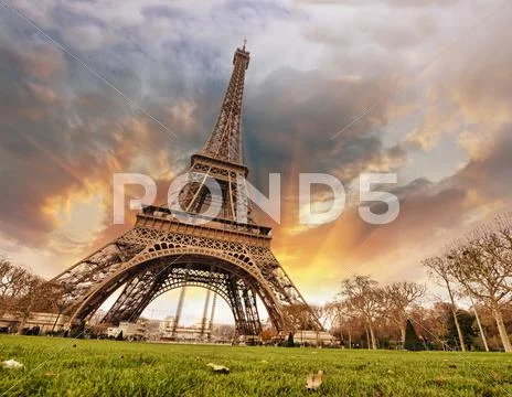 Beautiful colors of eiffel tower and paris sky Stock-Fotos