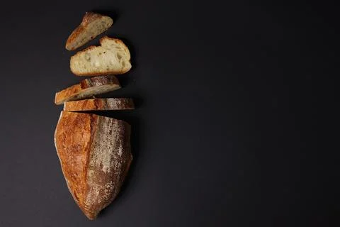 A Beautiful Composition of Artisan Bread Slices Presented on a Dark Background Foto stock