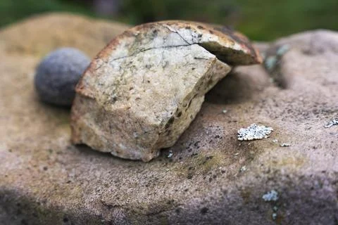 Beautiful composition of natural flat stone and small stones stacked together Foto stock