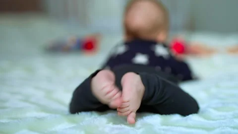 Beautiful conceptual video of tiny kid. Small baby feet close up. Vidéo 170633485
