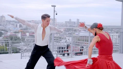 Beautiful couple dancing against the backdrop of the city. Stock-Footage 96135622
