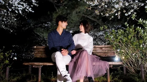 Beautiful couple explore night Cherry Blossoms in Japan Vídeo Stock 106011548