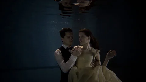 Beautiful couple posing underwater Stock-Footage 88871498
