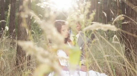 Beautiful couple at sunset Vídeos de archivo 63458262