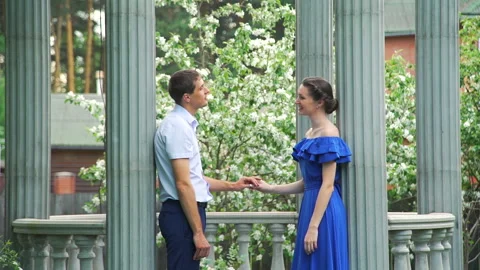 Beautiful Couple Talking in Spring Blooming Park 库存影片 130731108