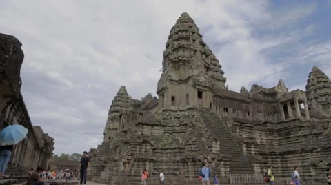 Beautiful day - pan inside Angkor Wat complex Video stock 53137101